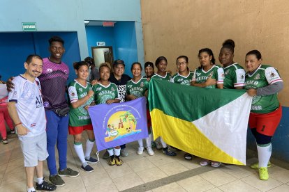 El equipo de Esmeraldas junto a Eduardo Quiñónez, el mundialista de balonmano.