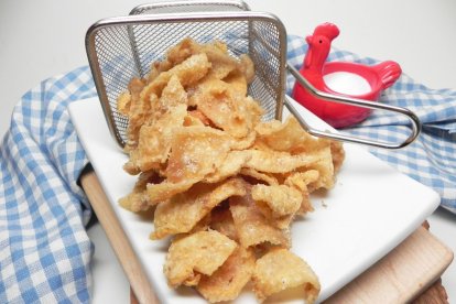 La piel del pollo se usa para hacer una especie de chicarrón.