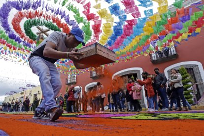 La técnica la aplicaron 240  artesanos para  la fecha considerada como ‘La noche que nadie duerme’.