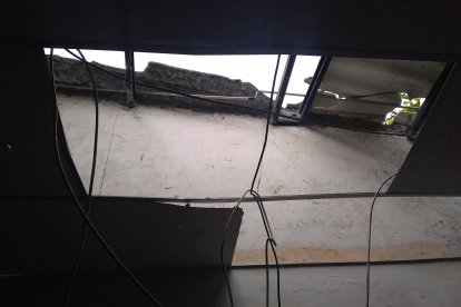 Trozos de tumbado y tejas le cayeron en la cabeza a la hija de María. Su hijo de dos años y medio dormía con ella.