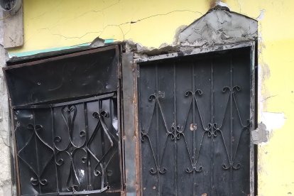 Varias puertas metálicas se desnivelaron, algunas de madera explotaron y otras volaron.