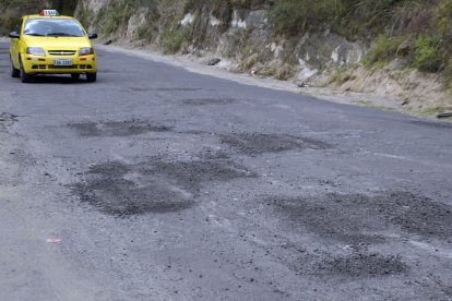 Esta semana se colocó gravilla sobre los cráteres. El arreglo no dura.