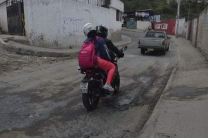 Los vehículos sufren daños por el mal estado de la vía.