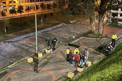 Los vecinos dan detalles del trabajo que hicieron a los agentes investigativos.