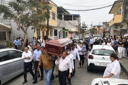 El ataúd fue llevado hasta la Fiscalía Provincial de Los Ríos, su segundo hogar.