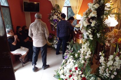 Familiares y amigos se reunieron en el sepelio de la mujer de 27 años.