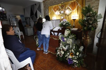 En la calle 8 velaban a una de las víctimas mortales de la explosión: Roxana.