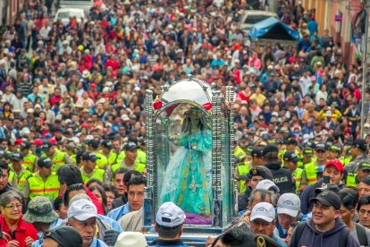 Cientos de fieles acompañaron a la Virgen en este primer día.