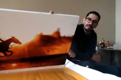 Rifaba y vendía sus trabajos para pagar el tratamiento.  Aun en el hospital seguía ‘camellando’.