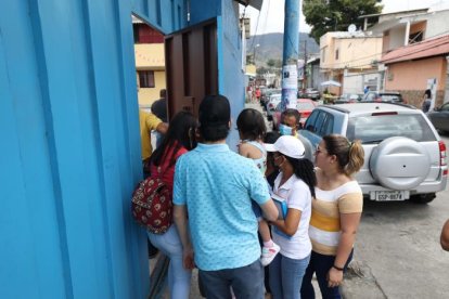 Los padres no tenían claro si los alumnos tenían o no clases presenciales. Hubo confusión.