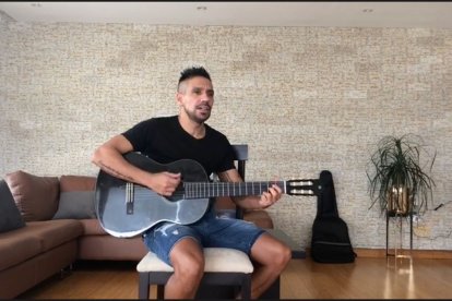 El volante argentino de Aucas le ‘hace’ al canto y la guitarra desde ‘pelado’.