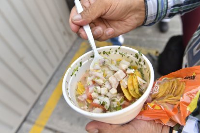 El ceviche se sirve con chifles.
