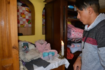 Freddy, uno de los primos de Nelly, reza ante el altar que levantaron para orar por sus almas.