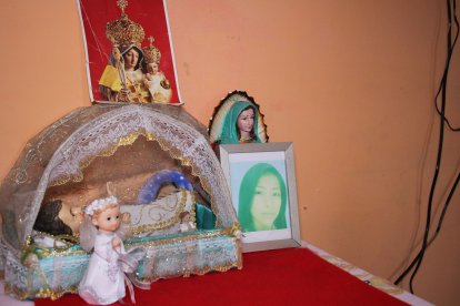 En la sala de la casa han levantan do un altar para rezar por la víctima.