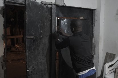 Con alambres, Abraham 'sujeta' una de las puertas metálicas. A la otra le cayó a martillazos pa' que cierre.