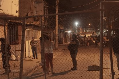 Estos son los cercos metálicos que un vecino les prestó a los residentes del sector afectado, pues ellos afirman que la noche del 17 de agosto los dejaron sin mallas policiales.