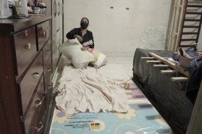 Esta moradora 'tira piso' y en un colchón de plaza y media duerme con su esposo e hijo. El tumbado de su cuarto está incompleto e inestable.