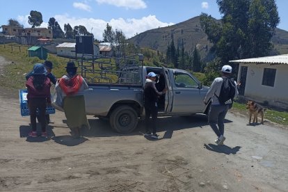 No hay buses urbanos. Los carros que hacen fletes cobran 5 dólares la carrera. Para bajar costo esperan a un grupo para movilizarse.