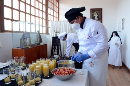 Dos días se tardaron los chefs en hacer la bebida.