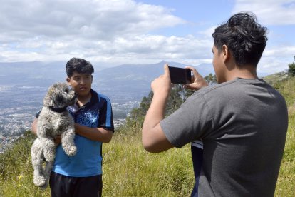 Álex Chafla y su perro Chéster se toman una fotografía en el mirador que está ubicado sobre la Simón Bolívar, en La Forestal.