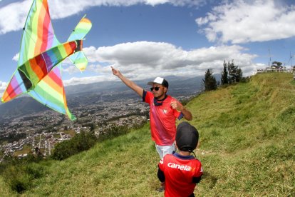 Las familias aprovechan los vientos para volar cometas en estos espacios.