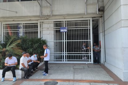 Personal que iba a trabajar en la parte logística del partido se dieron cita, peor no hubo partido.