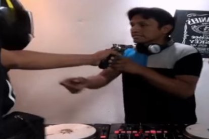 Este es el momento en el que los sujetos entraron y lo amenazaron.