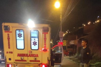 El hijo de  Verónica se salvó por sus reflejos. Saltó sobre el capó del auto que lo embistió.