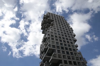 Los edificios tienen más de 20 pisos,  antes no era posible por la presencia del aeropuerto dentro de la ciudad.