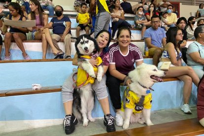 Noemí Conde y Jennifer Beltrán asisten con sus mascotas.