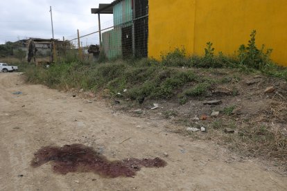 Familiares de Edwin Chinachi llegaron a la morgue para retirar su cadáver. 3. En este sector fue baleado el guayaquileño de 32 años.