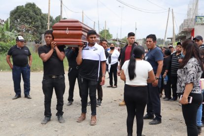 Luis Tierra, abuelo materno de Carmen, no dejaba de llorar.