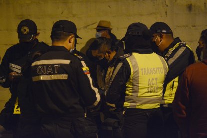 Jonathan Falcón (centro) fue visto por última vez en la  reconstrucción de los hechos.