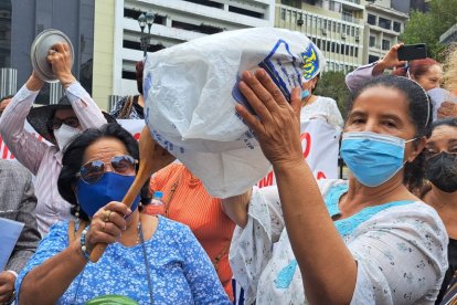 Los maestros jubilados hicieron sonar las cacerolas para exigir el pago del incentivo jubilar.