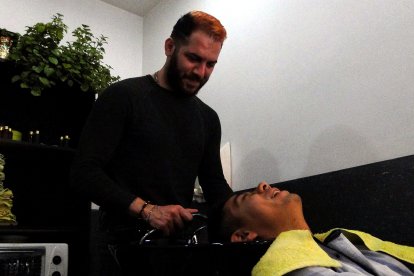 Adumi no es estilista, pero ayuda a sus compañeros y también se entera de las historias de los clientes.