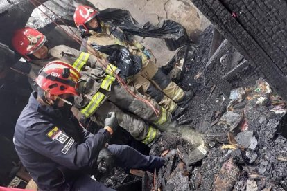 Los bomberos realizaron labores de extinción y enfriamiento del lugar.