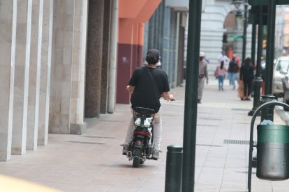 Otra de las imprudencias es el andar en la vereda, que solo debería ser peatonal.