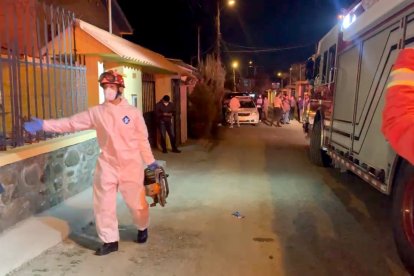La noche del martes 23 de agosto, peritos inspeccionaron la casa donde hallaron al nombre muerto.