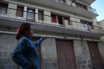 Jaqueline Arteaga muestra las ventanas destrozadas por la detonación.