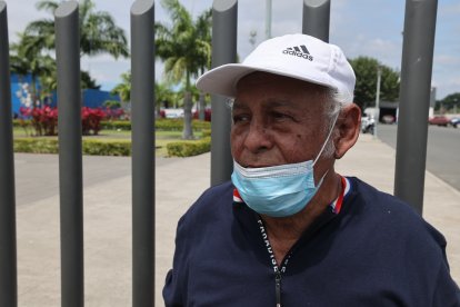 El carro en donde iba uno de los sospechosos se estrelló contra un poste de alumbrado público.