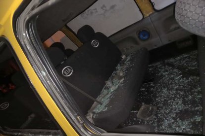 El hecho se produjo durante la madrugada. Dos autos y una puerta fueron destrozados.