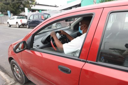 Eduardo alquila este carro en 30 dólares para trabajar como taxista informal.