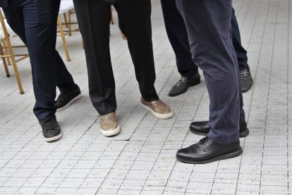 Los zapatos de Carlos Alfaro Moreno (centro) llamaron la atención, decían que eran de lona.