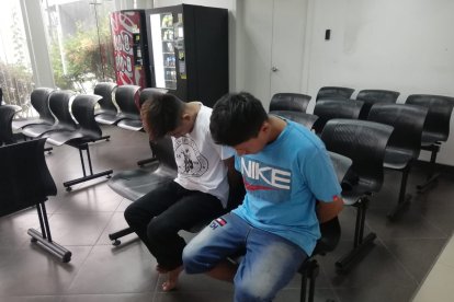 Detenidos en el suburbio por posición de drogas.