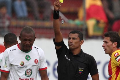 José Zambrano (c) en su época de árbitro profesional en Ecuador.