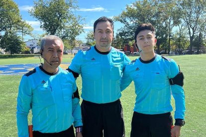 Vinicio Espinel (c) pita durante los fines de semana en distintos torneos en Estados Unidos.