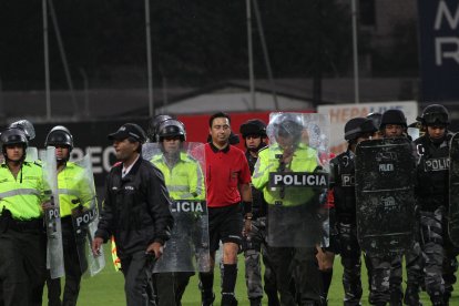 Vinicio Espinel tuvo que salir escoltado por la Policía, tras el partido que se dio en 2014 entre Independiente del Valle y Barcelona.