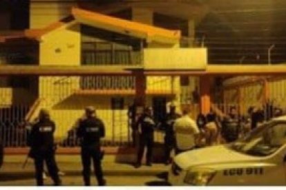 La pareja se registró en este hostal a las 17:00 del sábado. Luego fue a la fiesta y regresó.