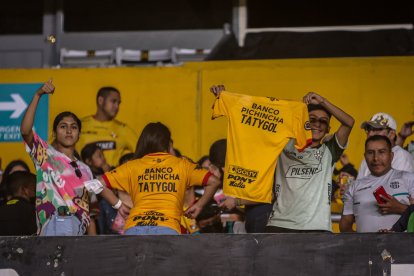 Desde las gradas, familiares y amigos de Tatiana Bermeo tenían su barra con camisetas.
