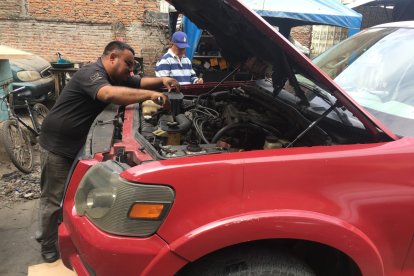 Nelson Sánchez sí ha tenido que cubrir daños provocados por otros a carros de sus clientes.